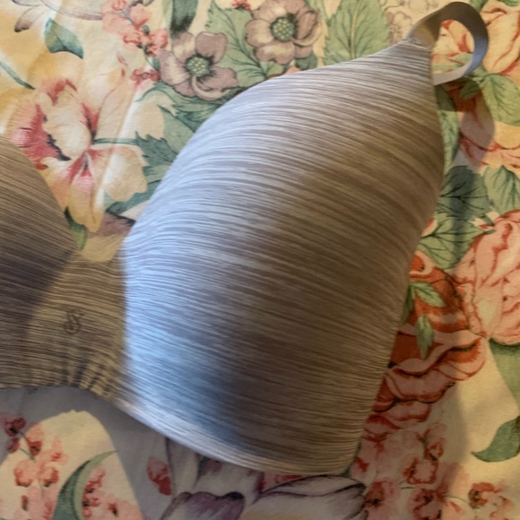 Victoria's Secret Light Gray Wireless Bra Size 34 D - Picture 3 of 8